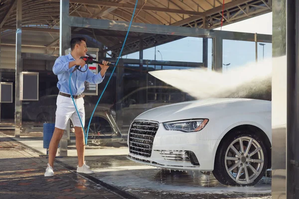 Mann Wäscht Sein Auto Freien — Stockfoto