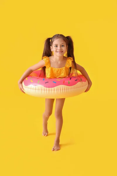 Kleines Mädchen Mit Schwimmring Auf Farbigem Hintergrund — Stockfoto