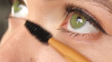 Rimel süren güzel genç bir kadın, yakın plan.