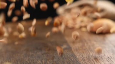 Çiğ baklagillerin masaya düşmesi, yakın plan