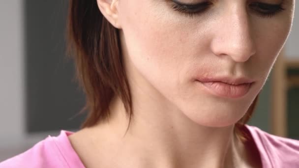 Ung Kvinna Med Munsår Tillämpa Botemedel Läpparna Hemma Närbild — Stockvideo