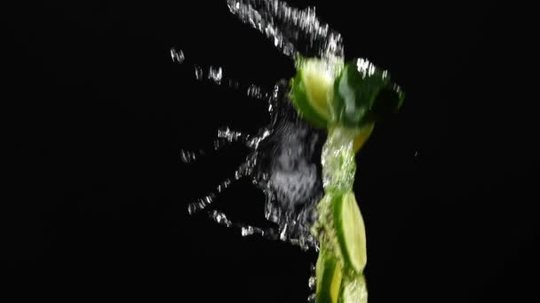 深色背景下的新鲜莫吉托水花 — 图库视频影像