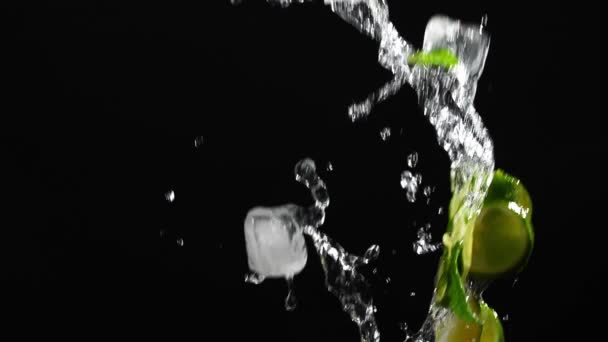 深色背景下的新鲜莫吉托水花 — 图库视频影像