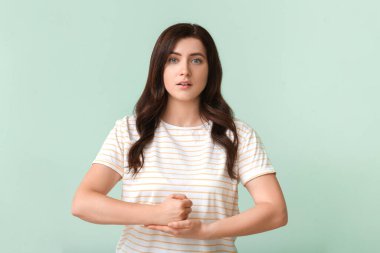 İşaret dilini arka planda kullanan sağır ve dilsiz bir kadın.