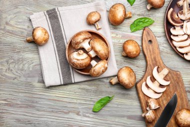 Ahşap arka planda çiğ mantarlı kompozisyon