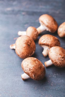 Gri masada çiğ mantarlar