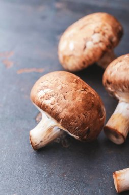 Gri masada çiğ mantarlar