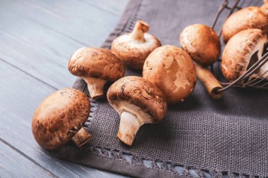 Ahşap masada çiğ mantar.