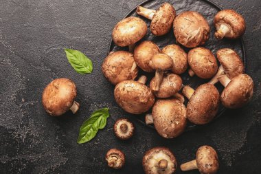 Koyu renkli masada çiğ mantarlı kompozisyon