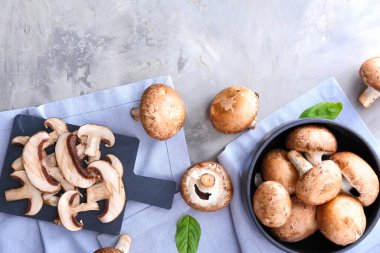 Açık arkaplanda çiğ mantarlı kompozisyon