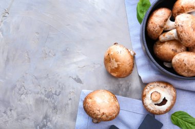 Masada çiğ mantarlı kase