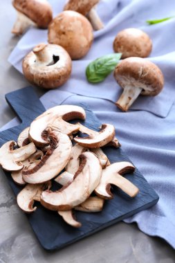 Masada taze çiğ mantar var.