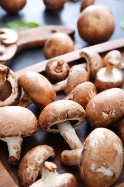 Masada taze çiğ mantar var.