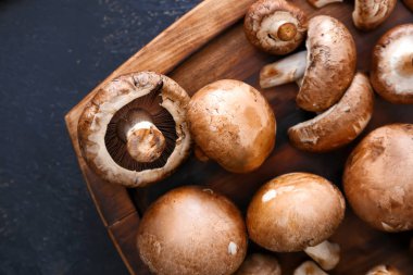 Masada taze çiğ mantar var.