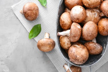 Masada çiğ mantarlı sepet.