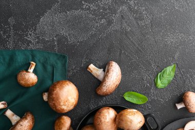 Koyu masada taze çiğ mantar.