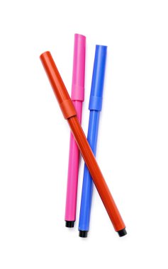 Beyaz arkaplanda renkli keçeli kalemler