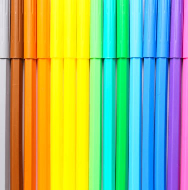 Arkaplan olarak renkli keçeli kalemler