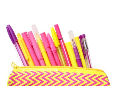 Beyaz arkaplanda kalemler ve işaretler olan bir dosya