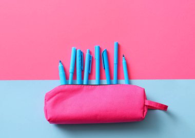 Renk arkaplanında kalemler ve işaretleyiciler olan dosya