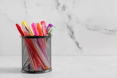 Masada renkli kalemler ve kalemler