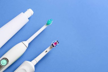 Renk arkaplanındaki ağız temizliğine ayarlı