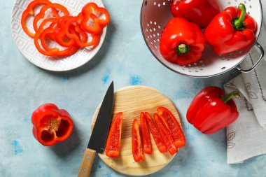 Renk arkaplanında kırmızı dolma biberli kompozisyon