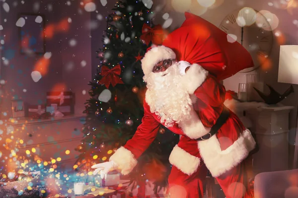 Afroamerykanin Święty Mikołaj Biorąc Traktuje Stołu Pokoju Urządzone Boże Narodzenie — Zdjęcie stockowe