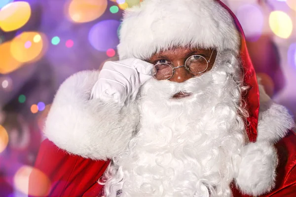 Babbo Natale Afroamericano Contro Luci Sfocate — Foto Stock