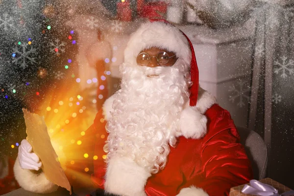 Afro Americký Santa Claus Čtení Seznam Přání Místnosti Zdobené Vánocům — Stock fotografie