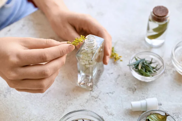 Vrouw Maken Van Natuurlijke Lucht Frisser Aan Tafel Close — Stockfoto