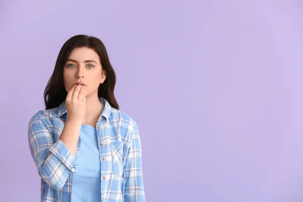 Junge Taubstumme Frau Benutzt Zeichensprache Auf Farbigem Hintergrund — Stockfoto