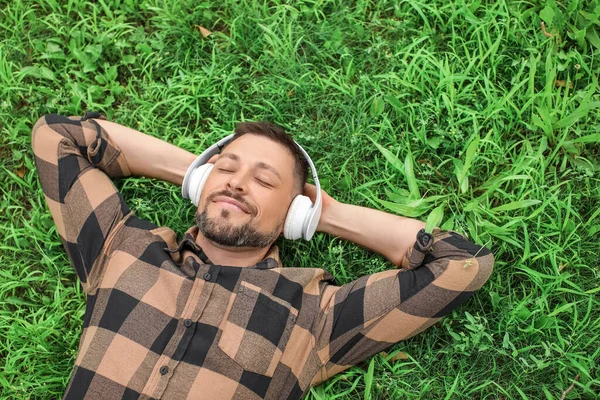Hombre Guapo Escuchando Música Mientras Relaja Parque —  Fotos de Stock