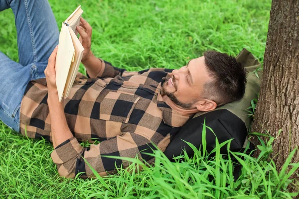 Knappe Man Die Boek Leest Terwijl Hij Ontspant Het Park — Stockfoto