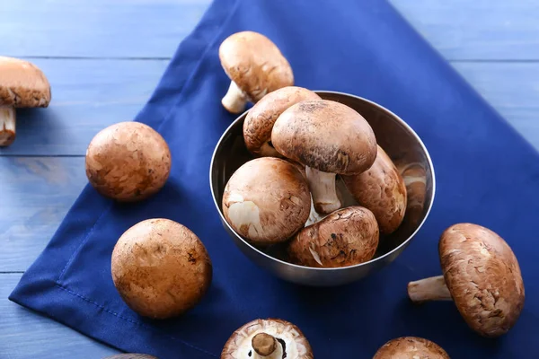 Bol Aux Champignons Crus Sur Table — Photo