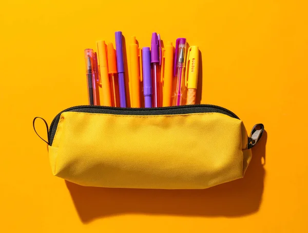 Etui Mit Stiften Und Filzstiften Auf Farbigem Hintergrund — Stockfoto