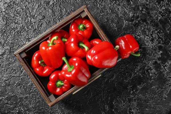 Caixa Com Pimentão Vermelho Fundo Escuro — Fotografia de Stock