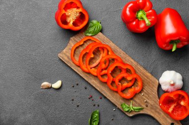 Gri arkaplanda kırmızı dolma biberli kompozisyon