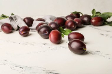 Beyaz arka planda tatlı erikler