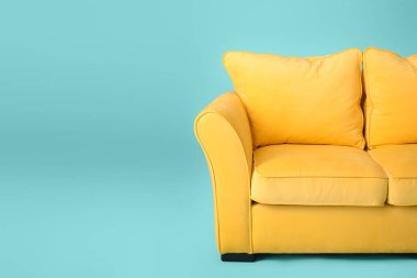 Renkli arka planda şık bir kanepe