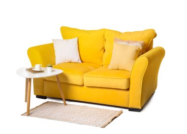 Şık kanepe ve beyaz arka planda masa