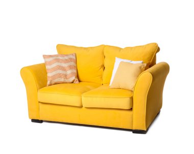 Beyaz arkaplanda şık bir kanepe