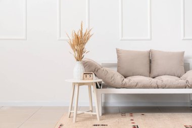 Odada modern bir kanepe.