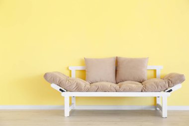 Odada modern bir kanepe.