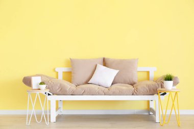 Odada modern bir kanepe.