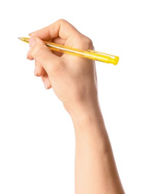 Beyaz arkaplanda kalemi olan el