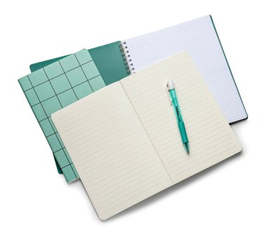 Beyaz arkaplandaki defterler ve kalemler