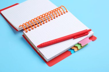 Renk arkaplanı üzerine not defteri ve kalem