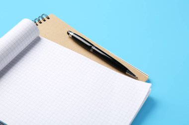 Renk arkaplanı üzerine dizüstü bilgisayarlar ve kalem