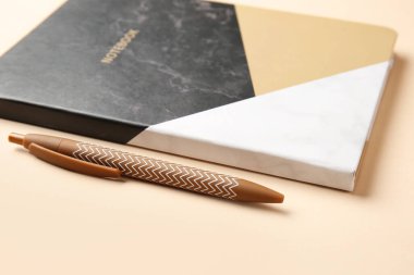 Renk arkaplanı üzerine not defteri ve kalem